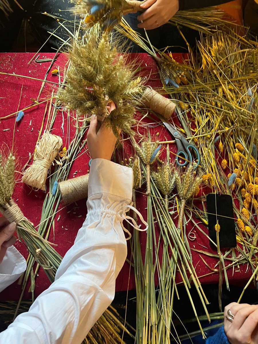 Olia_Hercules's tweet photo. Dear friends please can you spread the word? Didukh making workshop with artist Jana Pedan at my home on Dec 15th. We will make a traditional 🎄 didukh and then eat lunch and drink wine. Pls email cookwith@oliahercules.com RT pls! https://t.co/t6xirHm1Ib