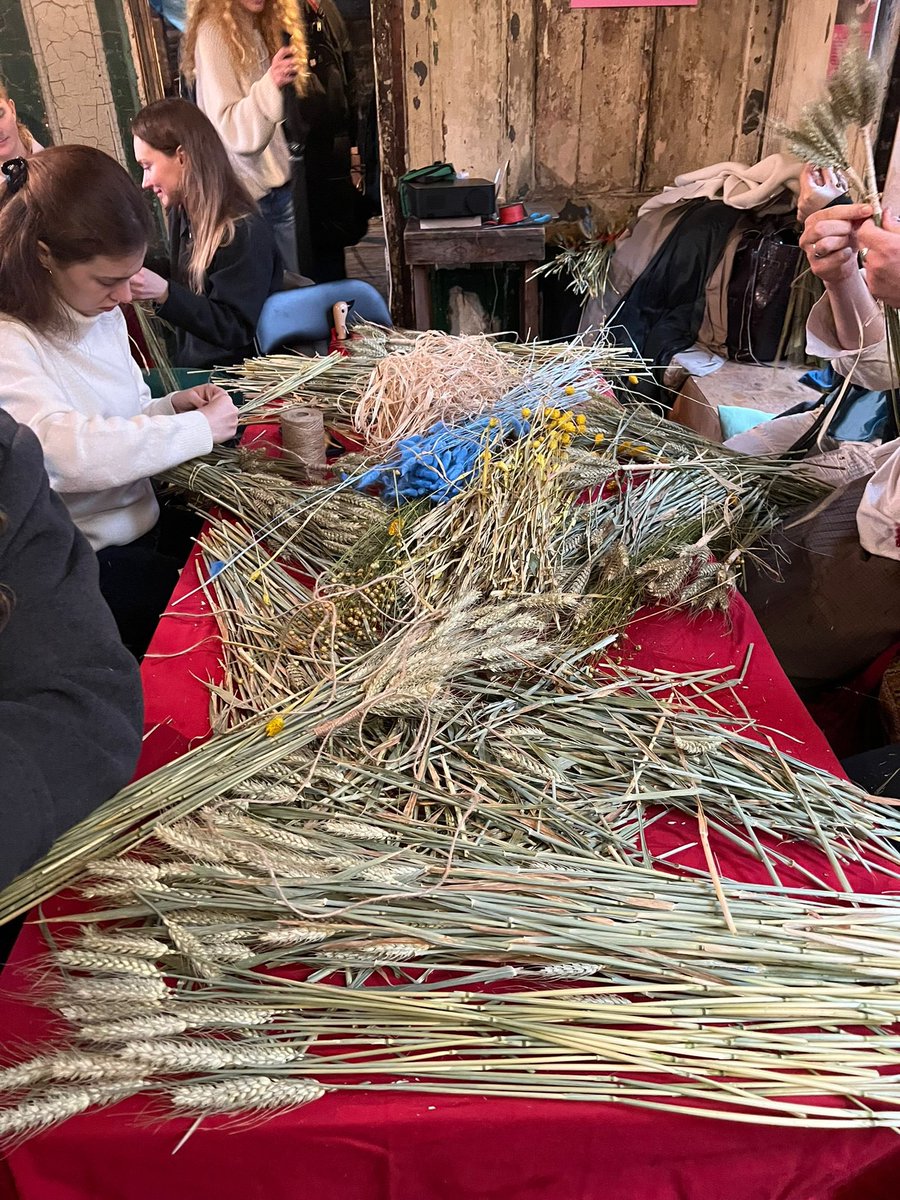 Olia_Hercules's tweet photo. Dear friends please can you spread the word? Didukh making workshop with artist Jana Pedan at my home on Dec 15th. We will make a traditional 🎄 didukh and then eat lunch and drink wine. Pls email cookwith@oliahercules.com RT pls! https://t.co/t6xirHm1Ib