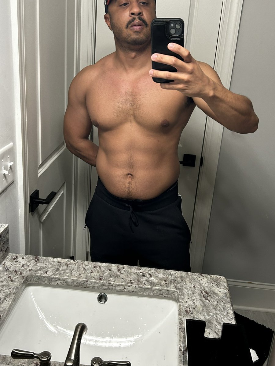 Wish I was better at taking selfies but look at this shit!!! 200lbs baby!!!