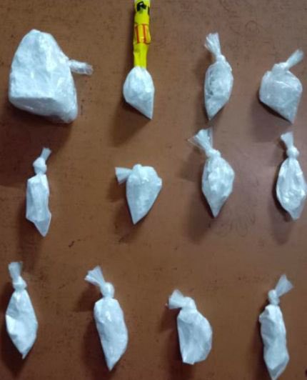 alertanoti's tweet photo. CAPTURAN A MIEMBROS DE ESTRUCTURA DE NARCOMENUDEO  CON MÁS DE $5 MIL EN DROGA LISTA PARA VENDER

Como resultado del trabajo de investigación de la División Antinarcóticos de la Policía, se realizaron tres intervenciones en Usulután, San Salvador y el Aeropuerto Internacional de El Salvador.

En el operativo, se capturaron a cuatro personas, miembros de una estructura dedicada al narcomenudeo, a quienes se les decomisó más de 800 gramos de droga, cuyo valor asciende aproximadamente a $5,000.

“Estamos dando golpes contundentes al narcomenudeo en todo el territorio nacional, todo aquel que esté involucrado en este sucio negocio del veneno de las drogas solo tiene dos caminos: la cárcel o la muerte”, reiteró el ministro de Justicia y Seguridad, Gustavo Villatoro.