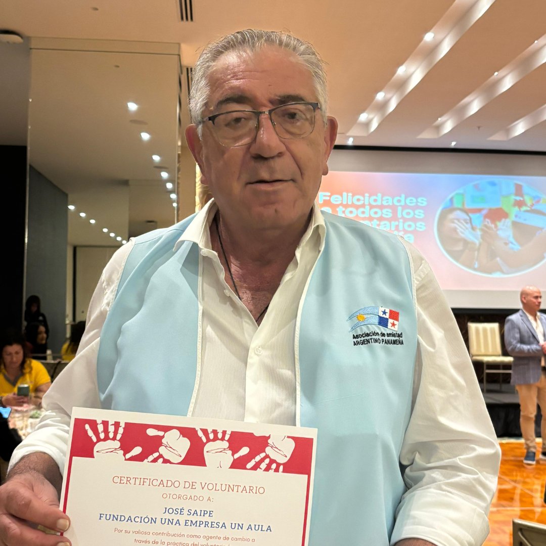 1empresa1aula's tweet photo. En el evento de Voluntarios de Panamá, nuestra directora Dacil Acevedo postuló a José Saipe, un voluntario que lidera mejoras escolares en #UnaEmpresaUnAula. 🌟 ¡Súmate a la colecta navideña! 🎁❤️

4o https://t.co/fqRplLiGmb