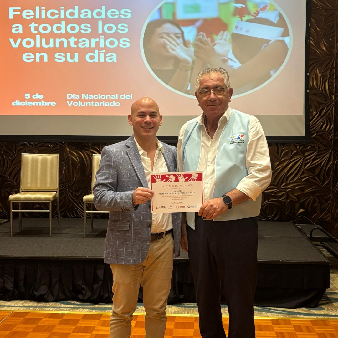1empresa1aula's tweet photo. En el evento de Voluntarios de Panamá, nuestra directora Dacil Acevedo postuló a José Saipe, un voluntario que lidera mejoras escolares en #UnaEmpresaUnAula. 🌟 ¡Súmate a la colecta navideña! 🎁❤️

4o https://t.co/fqRplLiGmb