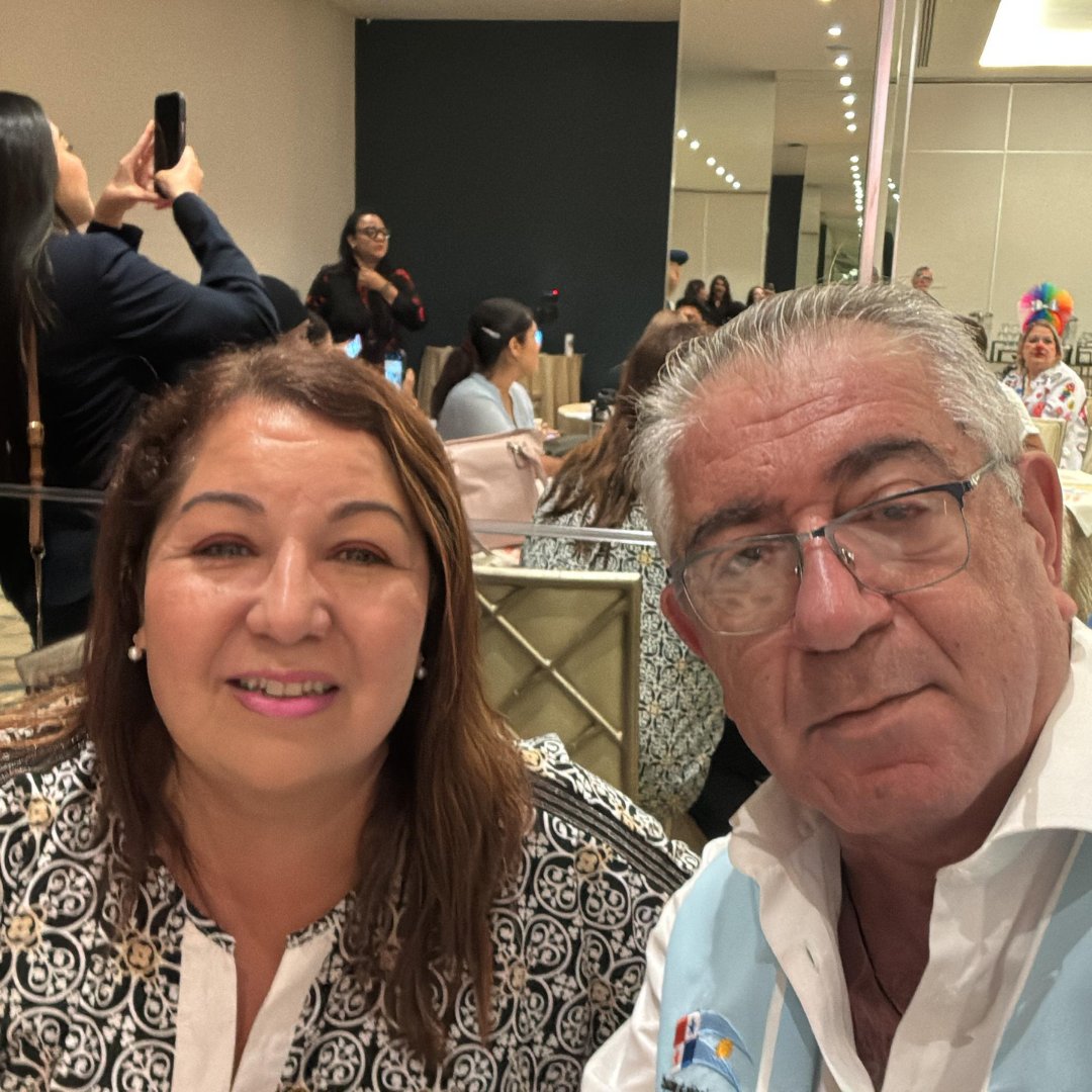 1empresa1aula's tweet photo. En el evento de Voluntarios de Panamá, nuestra directora Dacil Acevedo postuló a José Saipe, un voluntario que lidera mejoras escolares en #UnaEmpresaUnAula. 🌟 ¡Súmate a la colecta navideña! 🎁❤️

4o https://t.co/fqRplLiGmb