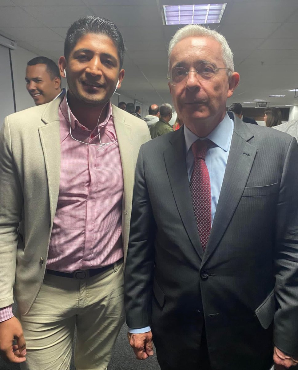 Eclides3's tweet photo. Éste individuo se llama Julián Camilo Forero, es asesor del Congresista José Vicente Carreño del Centro Democrático, fue capturado  por sobornar a un general de la Policía. 
Pregunta, pregunta...
Por qué todos los delincuentes se sacan fotos con Uribe? https://t.co/KYzWF9XOFn