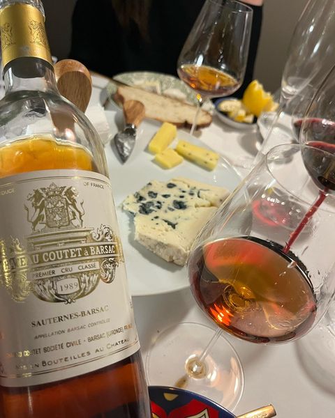 ChateauCoutet's tweet photo. ✨ Old goldwine vintage for your soul ! 💛
📸 • guillaumecelante
#instasauternes #coutet #mycoutet #chateaucoutet #chateaucoutetbarsac #barsac #sauternes #liquidgold #sweetwine #goldwine #foodandwine #fooodandwinepairing #accordmetsetvin #chateaucoutet1989 https://t.co/Uz8PhRexck