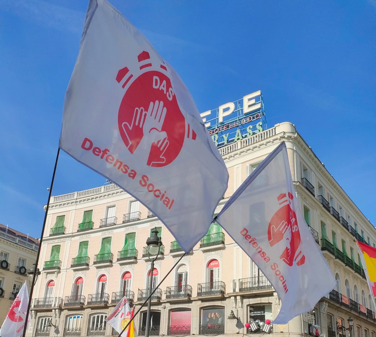 DFSCL's tweet photo. ¡Abajo la partidocracia!
#DefensaSocial hoy en 📌Puerta del Sol. Madrid.
#EspañaIndignada #DefensaPropia #6DTodosASol #AbajoAutonosuyas #ElPuebloSalvaAlPueblo https://t.co/BDy3AOad6c