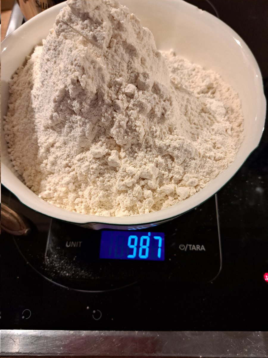 LiviaClauss's tweet image. Ich setze gerade Brotteig auf. Das ist ein ganze Tüte Mehl  ausgeschrieben mit 1 kg. Das ist übrigens die Regel. Auch bei Butter fällt mir der Betrug auf.