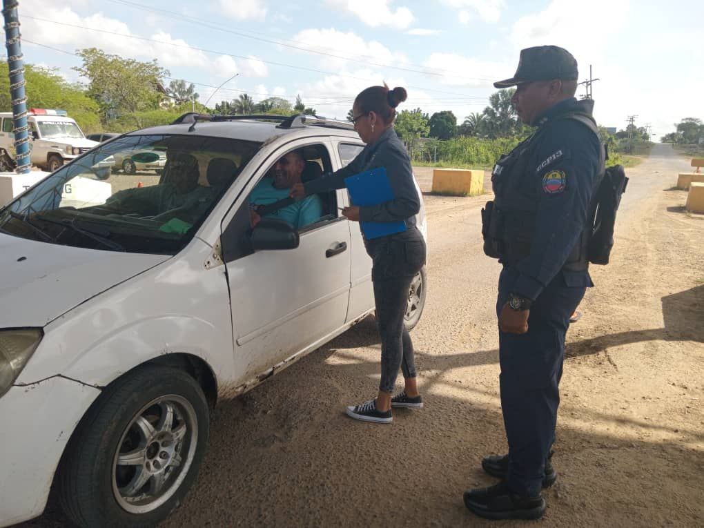 El #INTT Zaraza y Poliguarico realizaron un operativo para concientizar sobre el respeto a las normas de tránsito y el uso del cinturón de seguridad. ¡Juntos, hacemos nuestras calles más seguras! #TránsitoSeguro #CinturónDeSeguridad