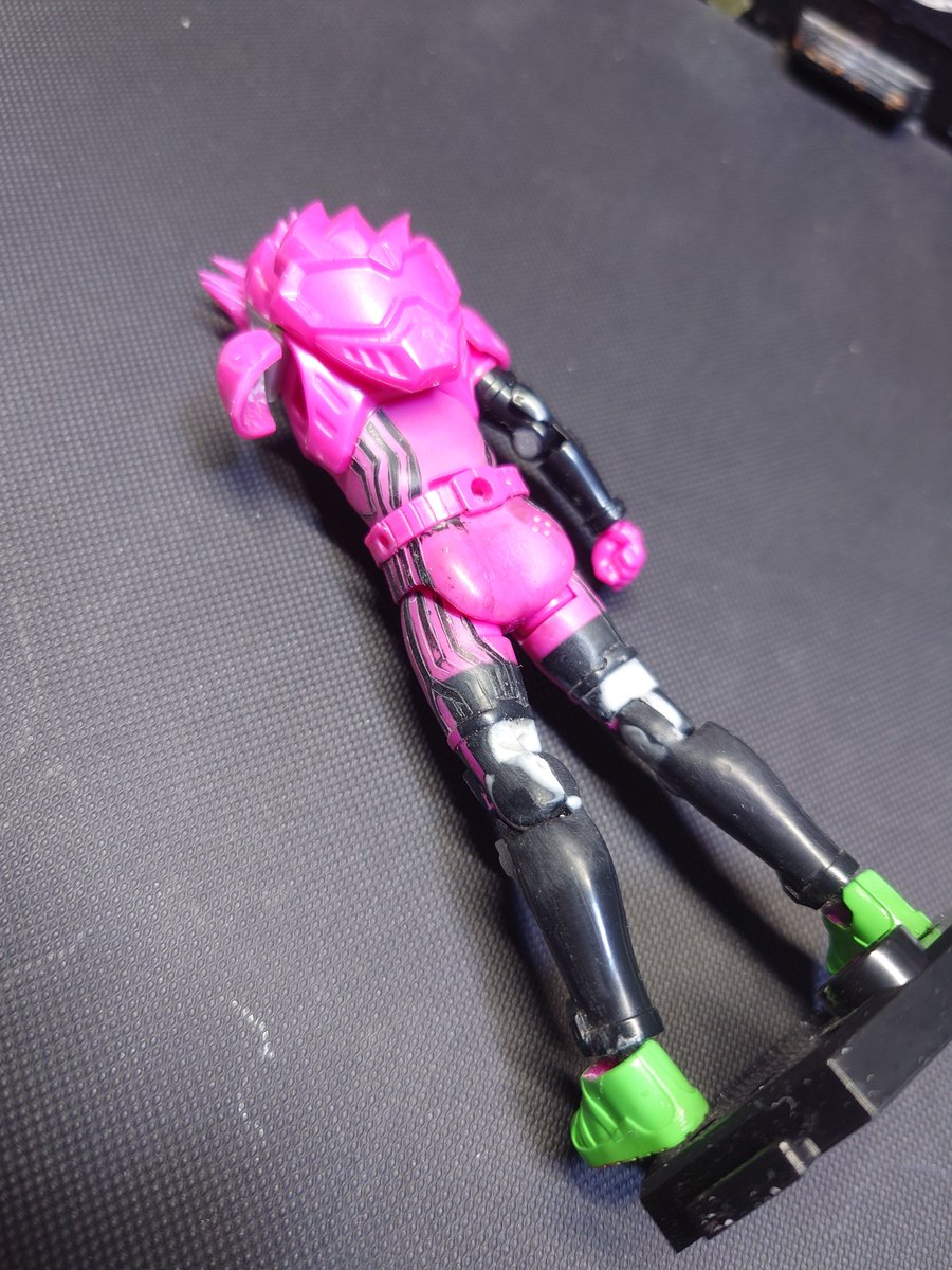 isaya8_'s tweet image. #エグゼイド進捗 02
やっと再開
膝裏辺りをなめらかラインに修正しながら鬼門の黒ラインのモールド彫り
疲れた(*´д｀*)
先にミニプラブンブンかダイモスを作ろうかな🤔エグゼイドはじっくりやりたいし
#装動 #SODO #エグゼ
イド