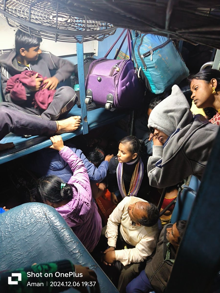 singhcaaman's tweet photo. Traveling from BGP 2 UMB. Kaam krne wale mantri ji kuch bolna chahte hai? Rule bnate hai to force v kijiye. TV pr aakr rule btane se kya hoga ground level pr force kijiye. @RailMinIndia @RailwaySeva @PMOIndia @narendramodi @rahu https://t.co/9wf6ZBynBj