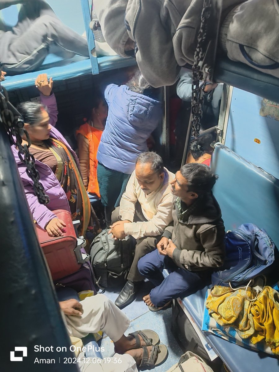 singhcaaman's tweet photo. Traveling from BGP 2 UMB. Kaam krne wale mantri ji kuch bolna chahte hai? Rule bnate hai to force v kijiye. TV pr aakr rule btane se kya hoga ground level pr force kijiye. @RailMinIndia @RailwaySeva @PMOIndia @narendramodi @rahu https://t.co/9wf6ZBynBj