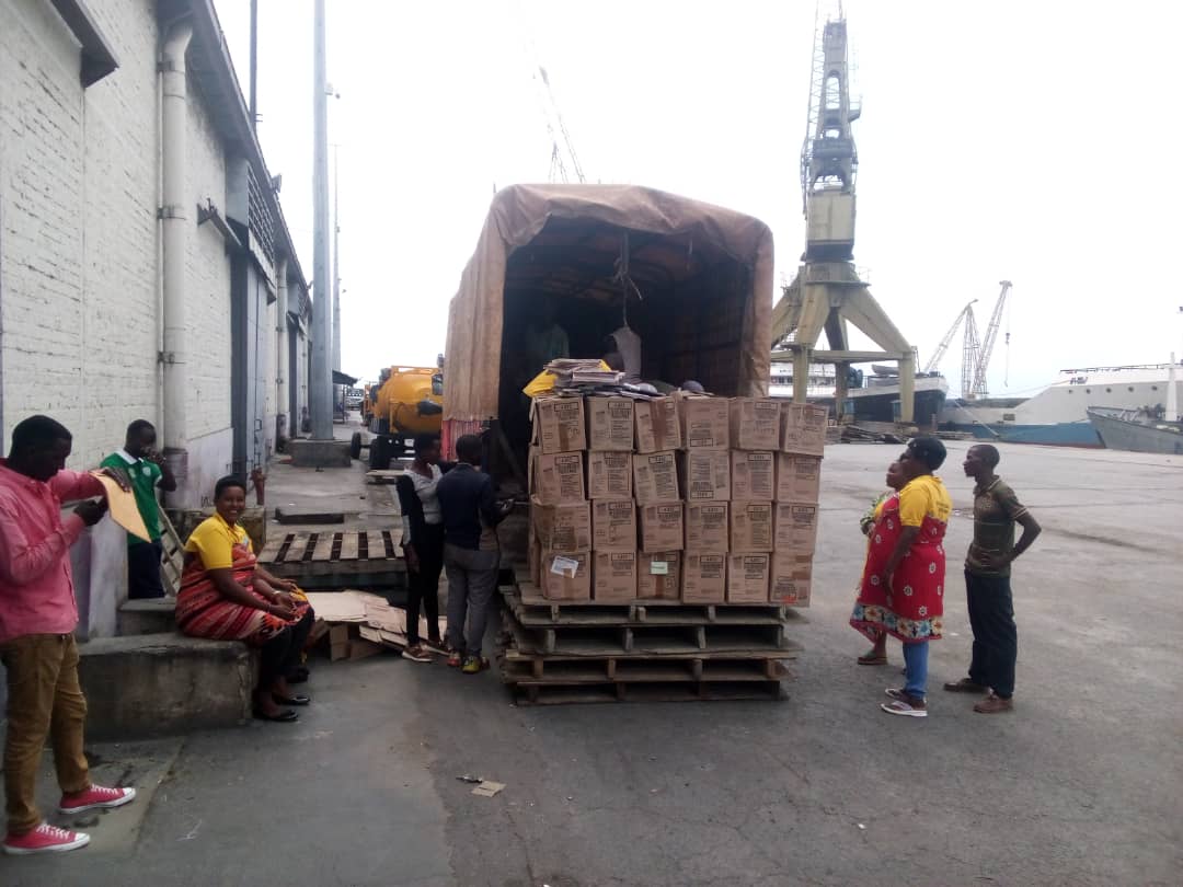 CebulacCt's tweet photo. Après que le #CEBULAC ait reçu 1 don de 20 tonnes de livres en provenance de la #France, ce 6 décembre 2024, les employés dudit centre ont commencé à les emballer depuis le Port de Buja vers le siège du CEBULAC afin qu'ils soient traités et ensuite distribués ds les #CLAC. https://t.co/Z3WT4ejFAR