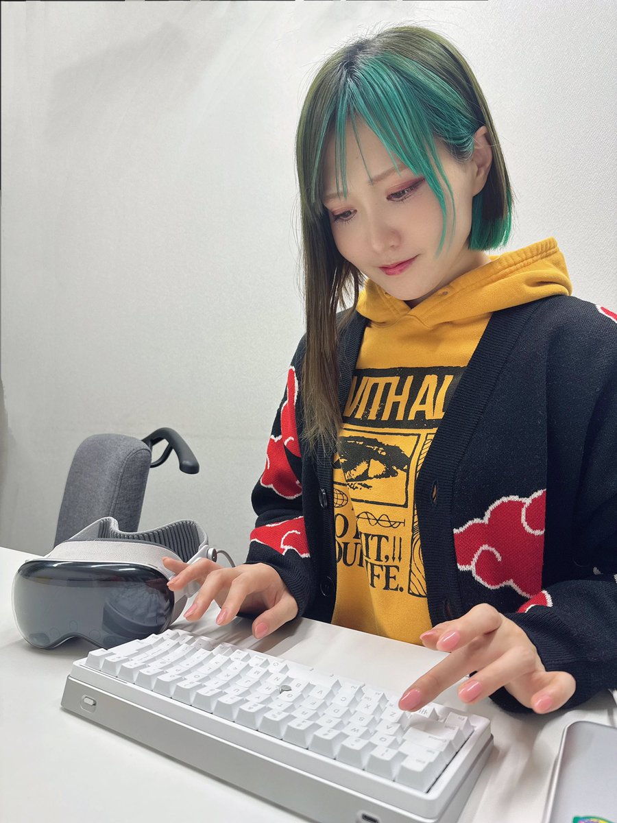 sekiguchiaimi's tweet image. Apple Vision Pro x HHKB Studio
噂通り最高の相性。マウス一体型キーボードなので、どこでも大画面をいくつも表示させて快適にカタカタカタカタ…ターンッ！ですわ

手だけで創作出来るのが良いところでもあるけど、文字打つならやっぱり物理キーボードが最強です⌨️

#AppleVisionPro #HHKBStudio