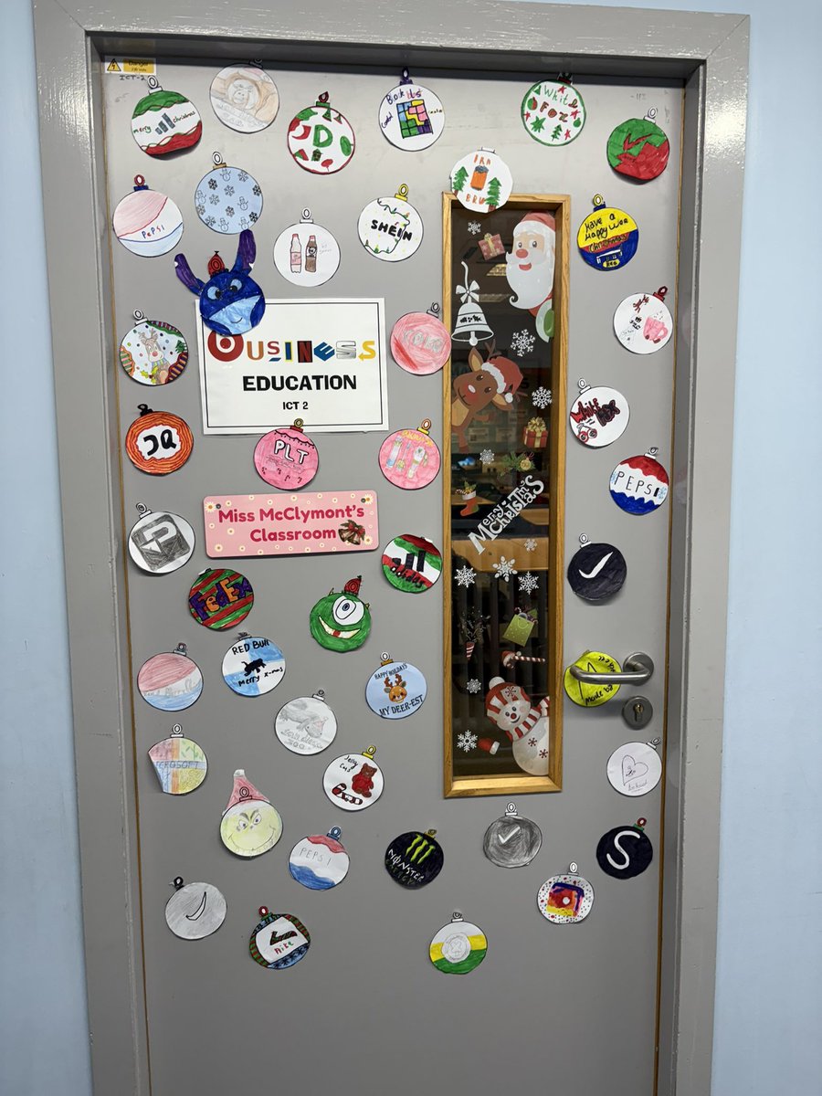 Fun Fridays making Christmas business baubles 🤩🎄🤶 would normally do these on Microsoft word but paper had to do today 😁😁