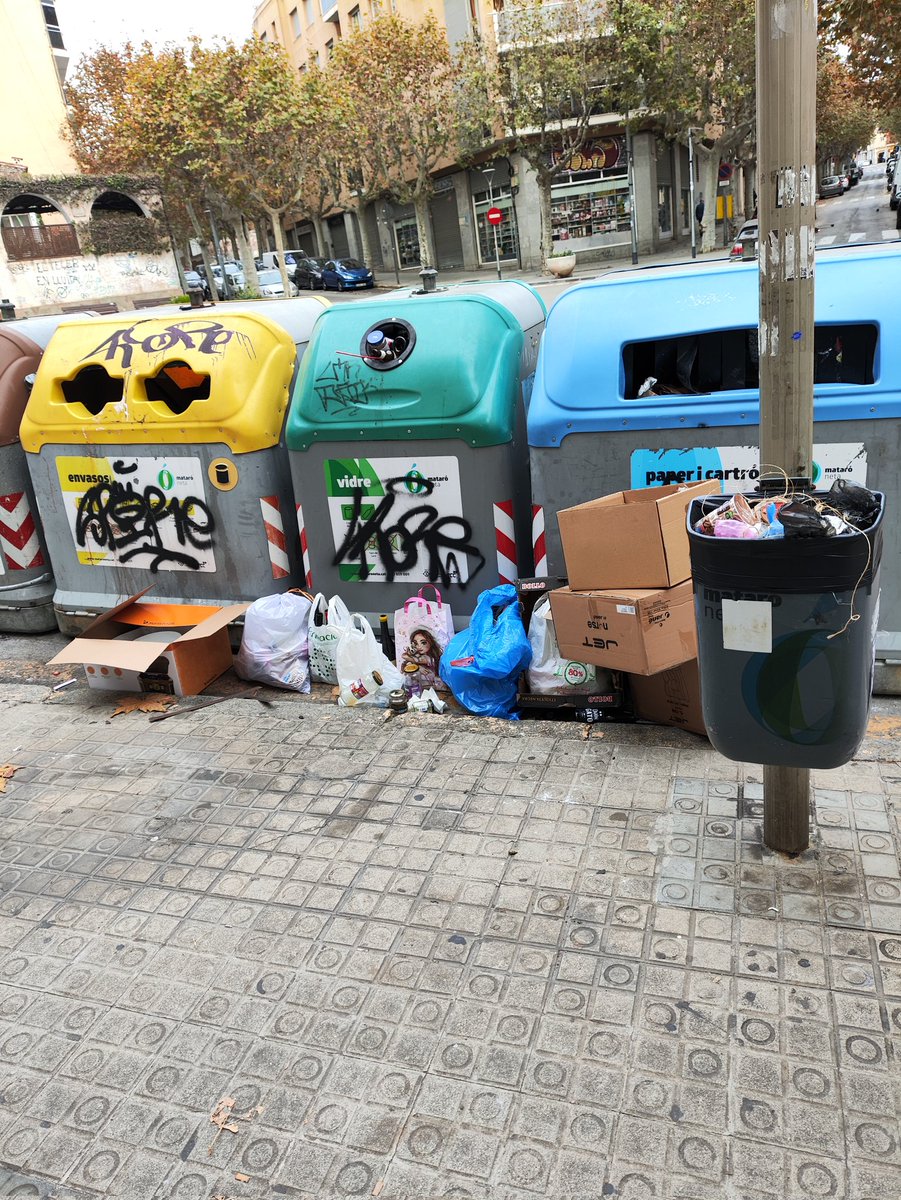<a href="/CataloOtger/">Otger Cataló</a> <a href="/DBotePaz/">David Bote Paz</a> <a href="/matarocat/">Ajuntament de Mataró</a> <a href="/JoseCasadoVOX/">Jose Casado</a> <a href="/Jaumemataroni/">Jaume</a> <a href="/silviasaiz_1714/">✳️ Silvia Saiz Saiz 🏳️‍🌈🇵🇸🇨🇺🇩🇴🐸</a> <a href="/ulldepollmataro/">Ulldepollmataro</a> <a href="/rikrd_1/">Ricard</a> <a href="/JordiAndreuP/">Jordi Andreu</a> <a href="/jordicaceres7/">Jorx🤘</a> <a href="/CarlesLlach/">Carles Llach</a> <a href="/patrullamataro/">Patrulla Veïnal Mataró</a> <a href="/PoliciaMataro/">Policia Local de Mataró</a> <a href="/VilaFake/">VilaFake PARÒDIA</a> <a href="/ercmataro/">Esquerra Mataró ERC</a> <a href="/JuntsperMataro/">Junts per Mataró</a> <a href="/mataroneta/">Mataró Bruta</a> <a href="/AlfonsCanela/">Alfons Canela</a> <a href="/sergimoralesd/">Sergi Morales 💜🌈🔻</a> <a href="/XescoG/">Xesco Gomar 🌎🌳💚</a> <a href="/visit_mataro/">Visit Mataró</a> <a href="/MaVadell/">Miquel Àngel Vadell</a> <a href="/font_mach/">Xavier Font i Mach</a> <a href="/MonicaMasramon/">mònica masramon</a> <a href="/pimcamprubi/">Pim Camprubí</a> <a href="/annasalicru/">Anna Salicrú i Maltas</a> <a href="/carlesporta/">Carles Porta</a> <a href="/MonicaLora_/">Mònica Lora Cisquer</a> <a href="/pscmataro/">PSC MATARÓ</a> <a href="/Capgros/">Capgròs</a> <a href="/TribunaMaresme/">Tribuna Maresme</a> <a href="/iniesta_er/">Erik Iniesta</a> <a href="/LaVanguardia/">La Vanguardia</a> <a href="/EP_mataro/">EL PERIÓDICO Mataró</a> <a href="/tvmataro/">tvmataró</a> <a href="/ecpmataro/">En Comú Podem Mataró</a> Aquí han decidit treure'n un de la brossa normal.
