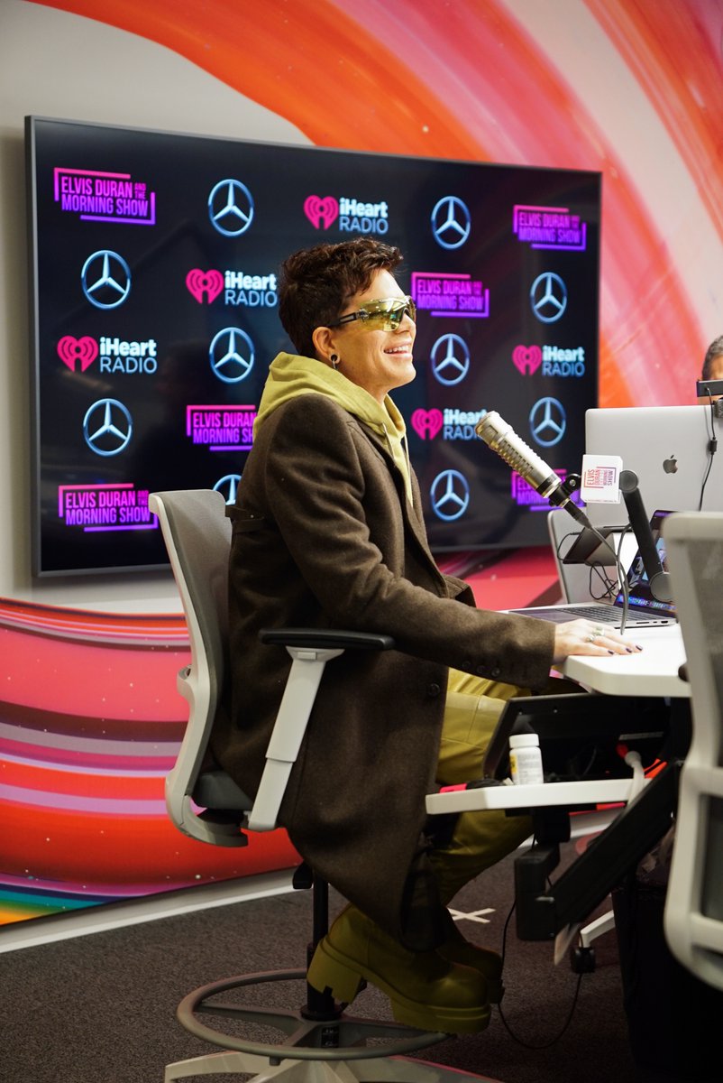 ElvisDuranShow's tweet photo. Such a fun morning with @adamlambert! Be sure to catch him in 'Cabaret' on Broadway! 🎭✨

Watch the full interview in our @MercedesBenzUSA Interview Lounge here: https://t.co/AtMz5w40pF

#AdamLambertOnElvis in our #MBInterviewLounge @iHeartRadio https://t.co/fQu4VxcEi4