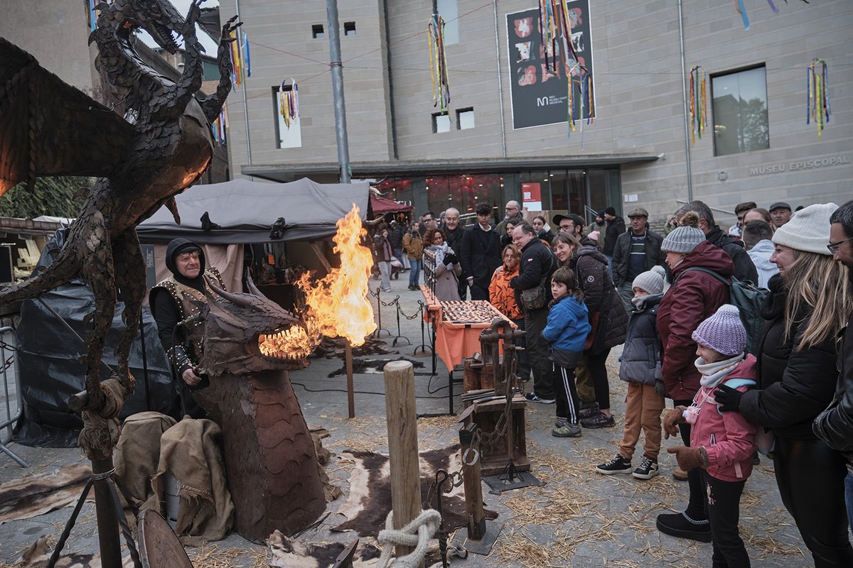 FOTOS | La 28a edició del <a href="/MedievalMercat/">Mercat Medieval Vic</a> de Vic, en imatges #Osona

📸 <a href="/oriolclavera/">Oriol Clavera</a>
➡️ naciodigital.cat/osona/28a-edic…