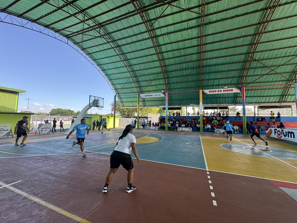 Así avanza el primer encuentro de la jornada Todos contra Todos entre los equipos de Hueco Lindo vs CVG Cabelum. Un encuentro de mucho nivel e intensidad para el disfrute de todos los presentes en el Parque Bolívar, de Visita Hermosa.

#beisbol5 #deportes #TorneoLPF