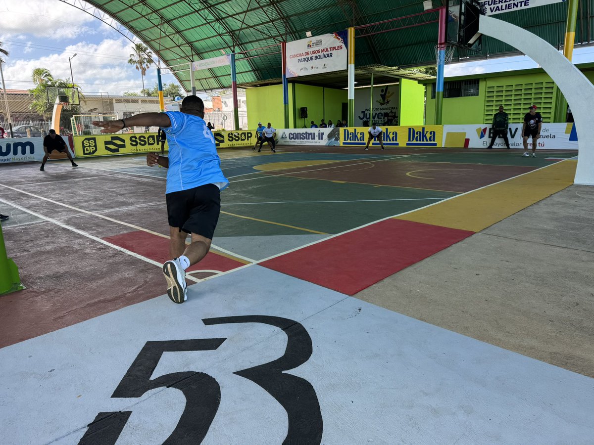 Alexandercbo_'s tweet photo. Así avanza el primer encuentro de la jornada Todos contra Todos entre los equipos de Hueco Lindo vs CVG Cabelum. Un encuentro de mucho nivel e intensidad para el disfrute de todos los presentes en el Parque Bolívar, de Visita Hermosa.

#beisbol5 #deportes #TorneoLPF https://t.co/LXHGvyKzOO