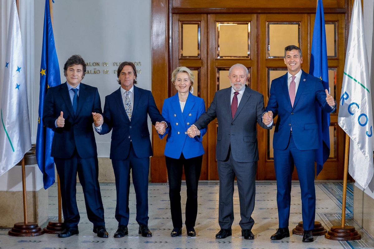 Em dia histórico, líderes de MERCOSUL e UE anunciaram a conclusão de negociações do Acordo de Parceria entre os blocos, um dos maiores acordos de livre comércio do 🌎. O Acordo é sinal estratégico em favor de democracia, direitos humanos, desenvolvimento e sustentabilidade.