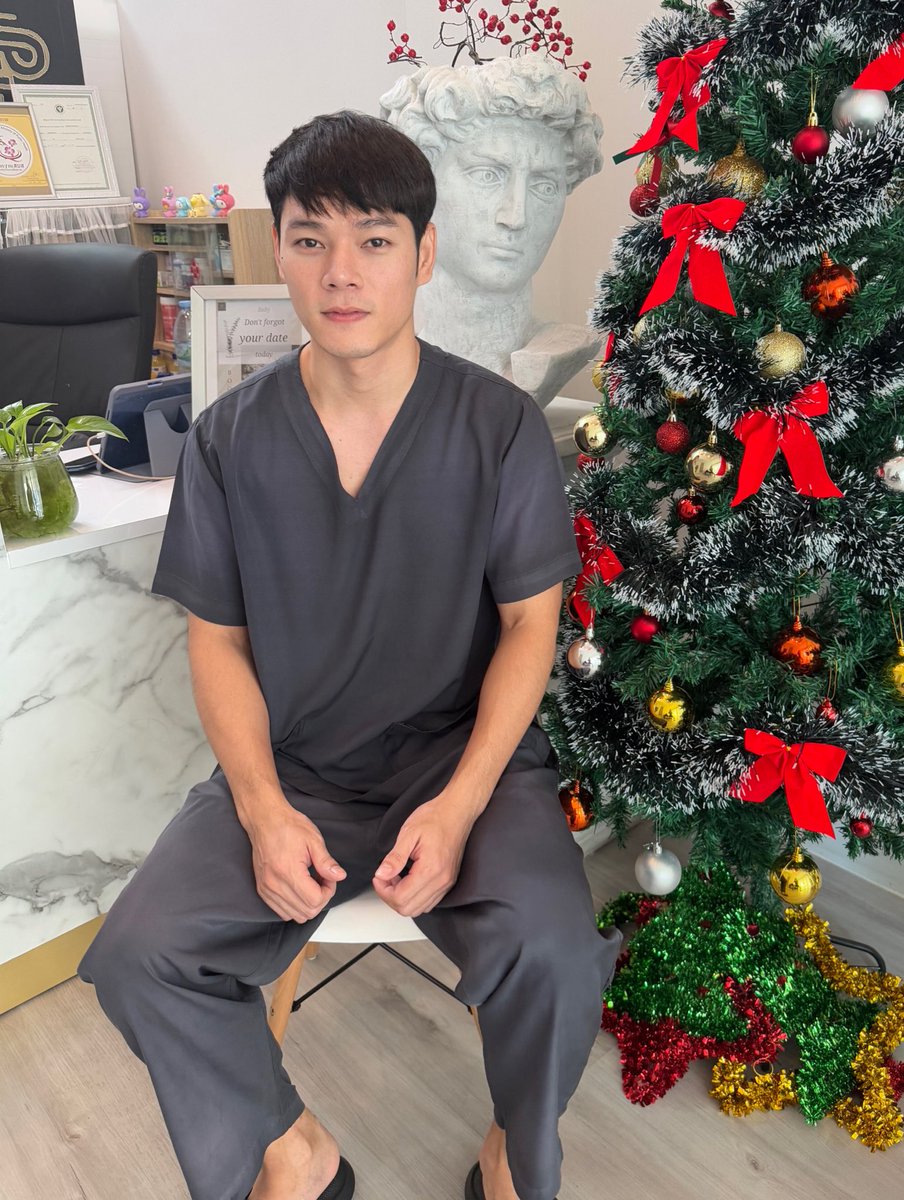 massageinside3's tweet photo. 🎄สานต่อความสุขในเดือนธันวาคม วันนี้นัดนวดกับเทอราปิสหนุ่มหล่อ สด ใหม่มาแรงจากร้าน Olympus @OlympusspaTH น้อง “โนอาร์” ปฐมบรรพบุรุษผู้ที่มีแต่ให้ ก่อนจะถึงวันน้ำท่วมโลก 🌊

🔥น้องโนอาร์ Serve ความแซ่บระดับฟ้าสะท้าน⚡️ดินสะเทือน🪨ช่าขอการันตีเลยว่า เป็นที่สุดของเทอราปิสในดินแดนแห่งทวยเทพ หนึ่งในสิ่งที่ต้องนวดก่อนตาย 

☑️ตามรีวิวได้ในกลุ่ม สนใจ DM หรือ Say Hi ใต้โพสต์