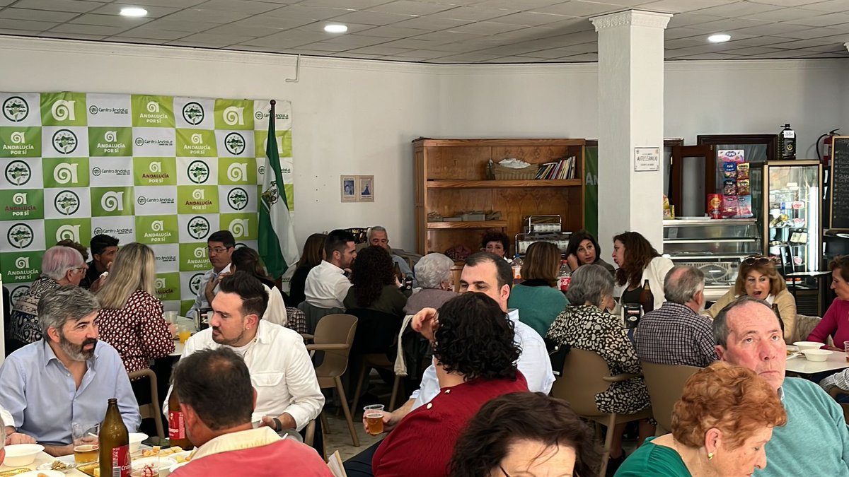 AxSiCoriadelRio's tweet photo. Hoy estamos celebrando una jornada muy especial con nuestra militancia en Coria del Río. Durante la comida de convivencia, reforzamos los lazos que nos unen en la defensa del andalucismo y los valores que compartimos.

💚 https://t.co/AfIyxTZTDw