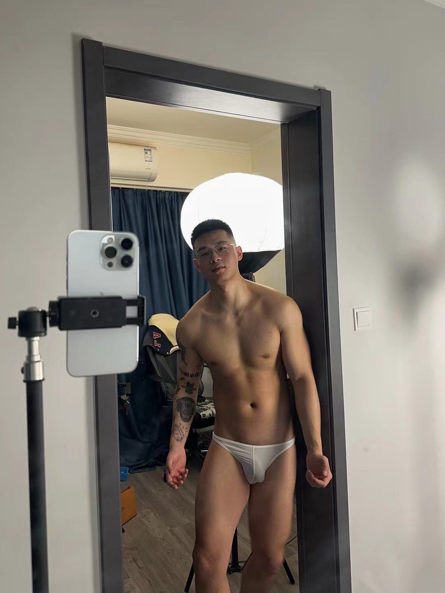 Fatboy_NS's tweet photo. 分享奶继继早期美图hhh
出镜^_^：👤💫奶继继  ✨IG 👉naijiji_  �� I don't lend my body ！』
#帅哥直男  #小奶狗 #冷白皮 #男模 #帅哥 #写真 #形体 #男神 #私房  #肌肉帅哥  #禁欲系 #禁欲 #奶继继 #练腿 #白皮 #健身 #小狼狗 #新手摄影师 #居家风 #校草 #男神 #TOP https://t.co/J9IRhuFcMM