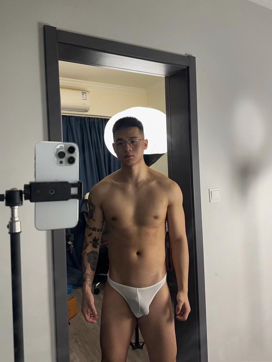 Fatboy_NS's tweet photo. 分享奶继继早期美图hhh
出镜^_^：👤💫奶继继  ✨IG 👉naijiji_  �� I don't lend my body ！』
#帅哥直男  #小奶狗 #冷白皮 #男模 #帅哥 #写真 #形体 #男神 #私房  #肌肉帅哥  #禁欲系 #禁欲 #奶继继 #练腿 #白皮 #健身 #小狼狗 #新手摄影师 #居家风 #校草 #男神 #TOP https://t.co/J9IRhuFcMM
