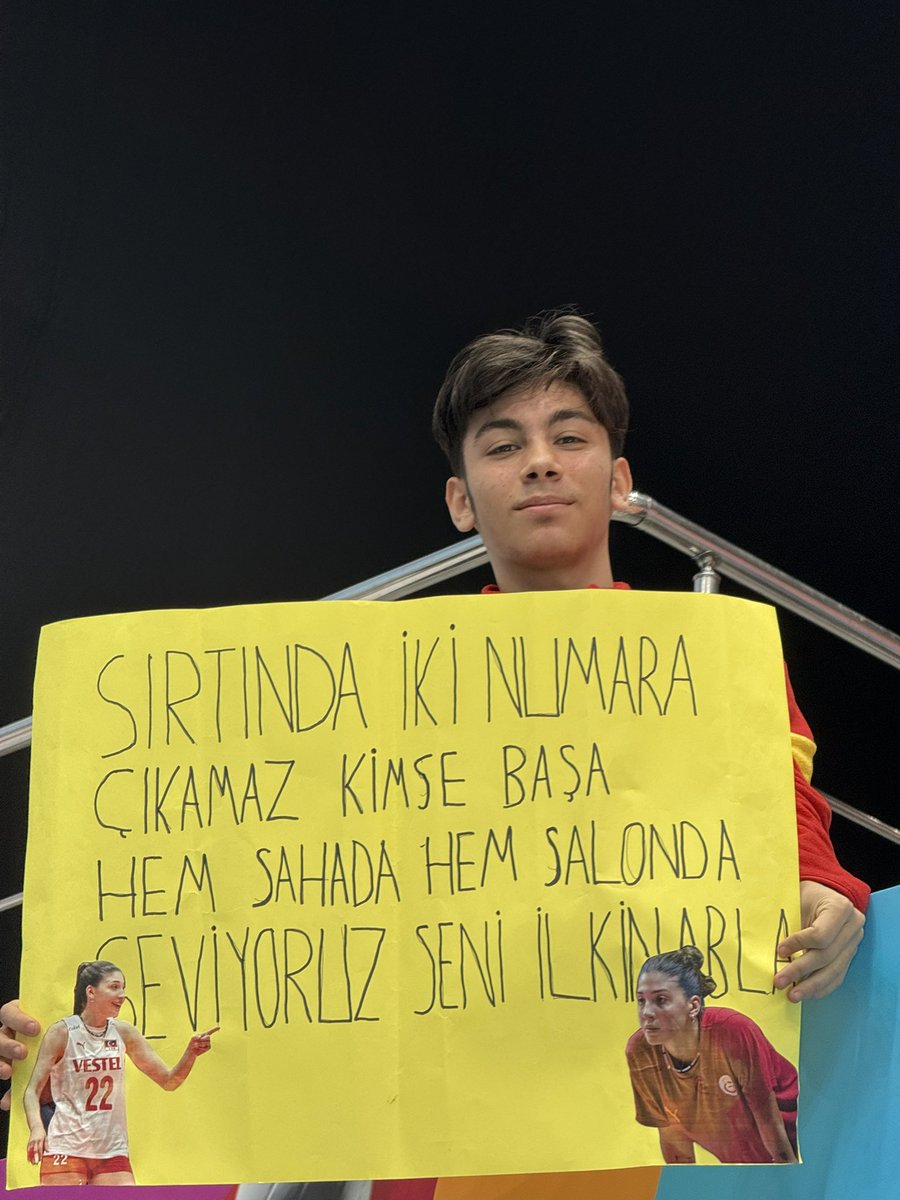 Serkanozeen's tweet photo. Eczacıbaşı - Galatasaray maçında bir taraftarın İlkin Aydın pankartı https://t.co/La6Den7I7c