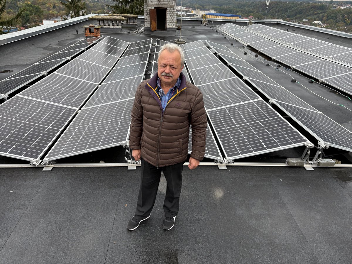 En Ukraine, la guerre accélère la décentralisation de la production énergétique et, dans une certaines mesure, favorise la décarbonation de  son mix énergétique. Grâce à <a href="/n_ost/">n-ost</a> j'ai pu réaliser un reportage pour <a href="/Reporterre/">Reporterre 🌍 | Le média de l'écologie</a> à Jytomyr. C'est ici:

reporterre.net/En-Ukraine-un-…