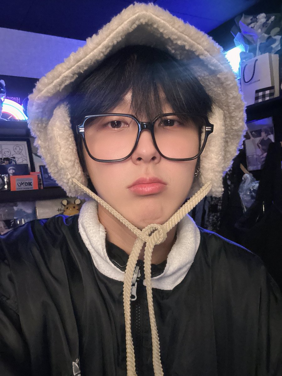 💙 | #FROMM | 05.12.2024 

Atualização de perfil. 💙

"🎄"

#GIUK #기욱 #ONEWE #원위