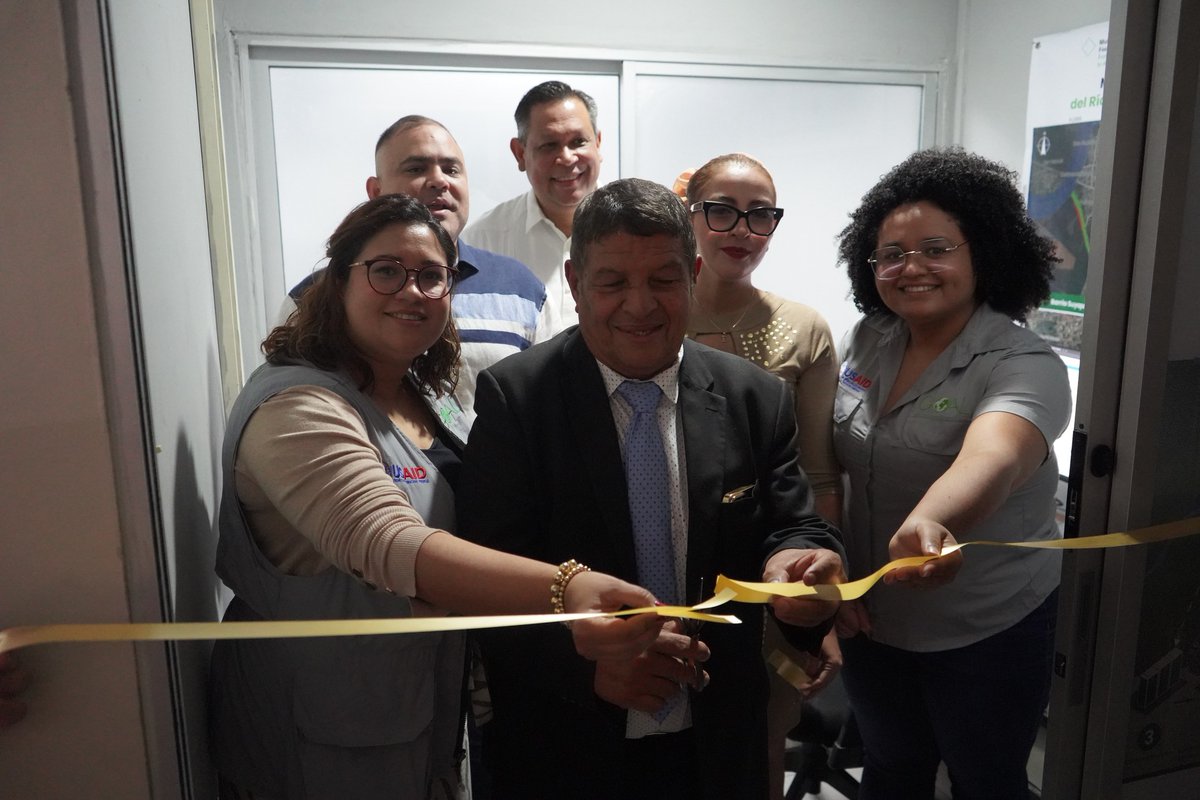 GOAL_Honduras's tweet photo. Marcamos un hito en la gestión de riesgos del Valle de Sula, en #Honduras, con la inauguración del Sistema de Monitoreo y Pronóstico (SIMPRO-VS), una plataforma avanzada que integra estaciones hidrometeorológicas y modelación hidráulica e hidrológica.
¿Qué hace el SIMPRO-VS?
Monitoreo en tiempo real de datos climáticos.
Modelación y pronóstico de inundaciones.
Generación de alertas anticipatorias.

El SIMPRO -VS cuenta con dos módulos:
📷 Monitoreo.
📷 Pronóstico.
Este sistema fortalece el Sistema de Alerta Temprana del valle de Sula, salvando vidas y protegiendo comunidades, aumentando el tiempo de alertamiento hasta en 16 horas.
La implementación de este sistema es parte del proyecto #BarrioResiliente, desarrollado con el apoyo económico de @USAIDSavesLives.
#GOALContigo