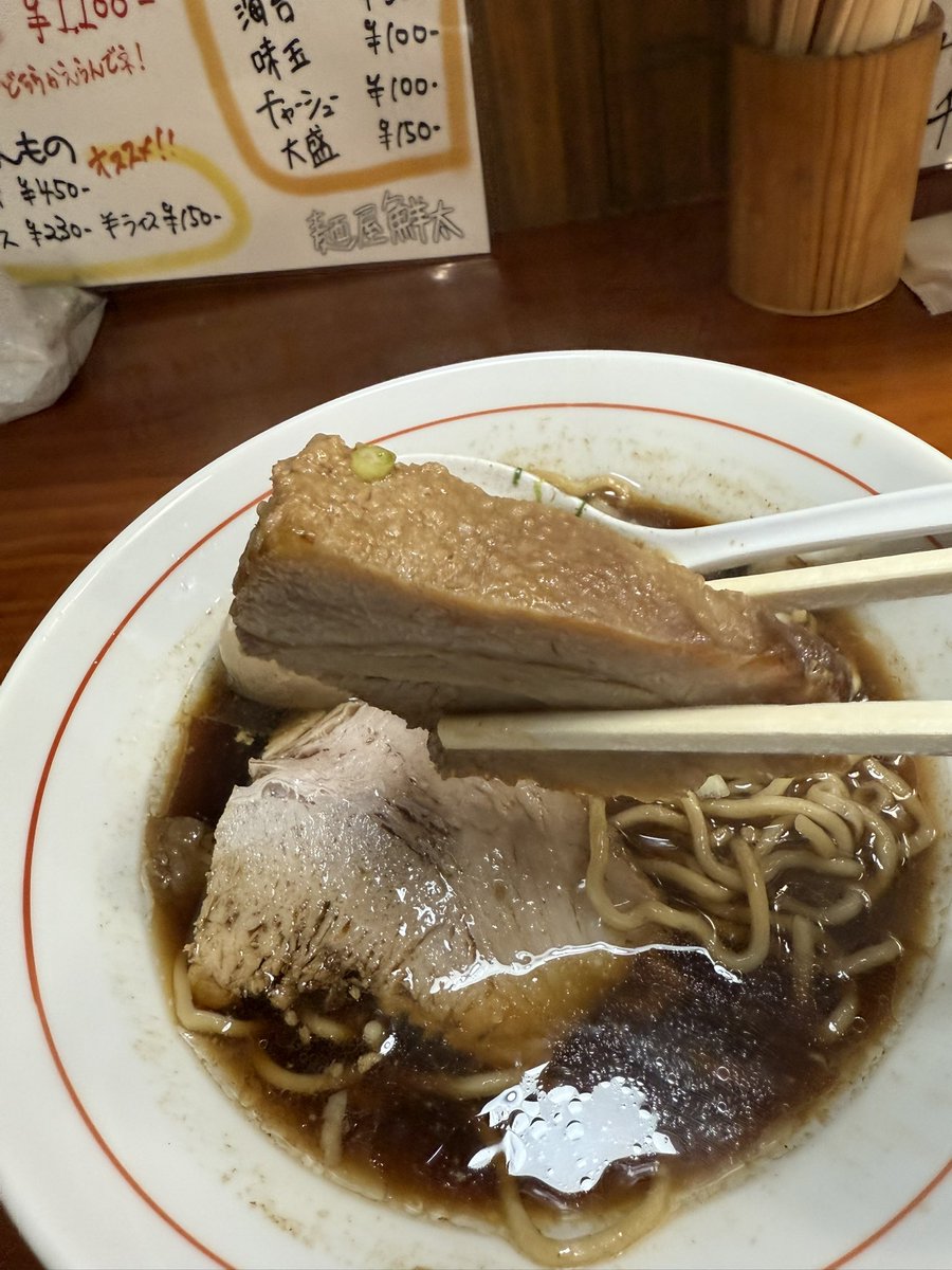 9631workout's tweet photo. 麺屋鮮太／チャーシューメン（醤油）
魚粉＞醤油＞出汁なスープ。以前食べたユメカタのロバート流中華そばな味わいを感じる。少し固めのゴワワシな食感の細麺は好み分かれそう。
このスープの味噌が気になる…食べてみたい…また夜の街にラーメンを求めて繰り出そうか。
ご馳走様でした。 https://t.co/6rendQj0SI