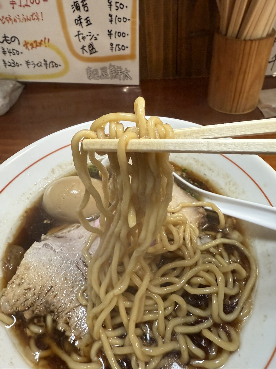 9631workout's tweet photo. 麺屋鮮太／チャーシューメン（醤油）
魚粉＞醤油＞出汁なスープ。以前食べたユメカタのロバート流中華そばな味わいを感じる。少し固めのゴワワシな食感の細麺は好み分かれそう。
このスープの味噌が気になる…食べてみたい…また夜の街にラーメンを求めて繰り出そうか。
ご馳走様でした。 https://t.co/6rendQj0SI
