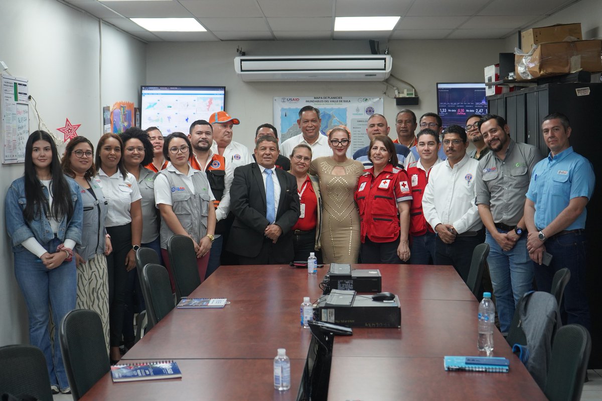 GOAL_Honduras's tweet photo. Marcamos un hito en la gestión de riesgos del Valle de Sula, en #Honduras, con la inauguración del Sistema de Monitoreo y Pronóstico (SIMPRO-VS), una plataforma avanzada que integra estaciones hidrometeorológicas y modelación hidráulica e hidrológica.
¿Qué hace el SIMPRO-VS?
Monitoreo en tiempo real de datos climáticos.
Modelación y pronóstico de inundaciones.
Generación de alertas anticipatorias.

El SIMPRO -VS cuenta con dos módulos:
📷 Monitoreo.
📷 Pronóstico.
Este sistema fortalece el Sistema de Alerta Temprana del valle de Sula, salvando vidas y protegiendo comunidades, aumentando el tiempo de alertamiento hasta en 16 horas.
La implementación de este sistema es parte del proyecto #BarrioResiliente, desarrollado con el apoyo económico de @USAIDSavesLives.
#GOALContigo