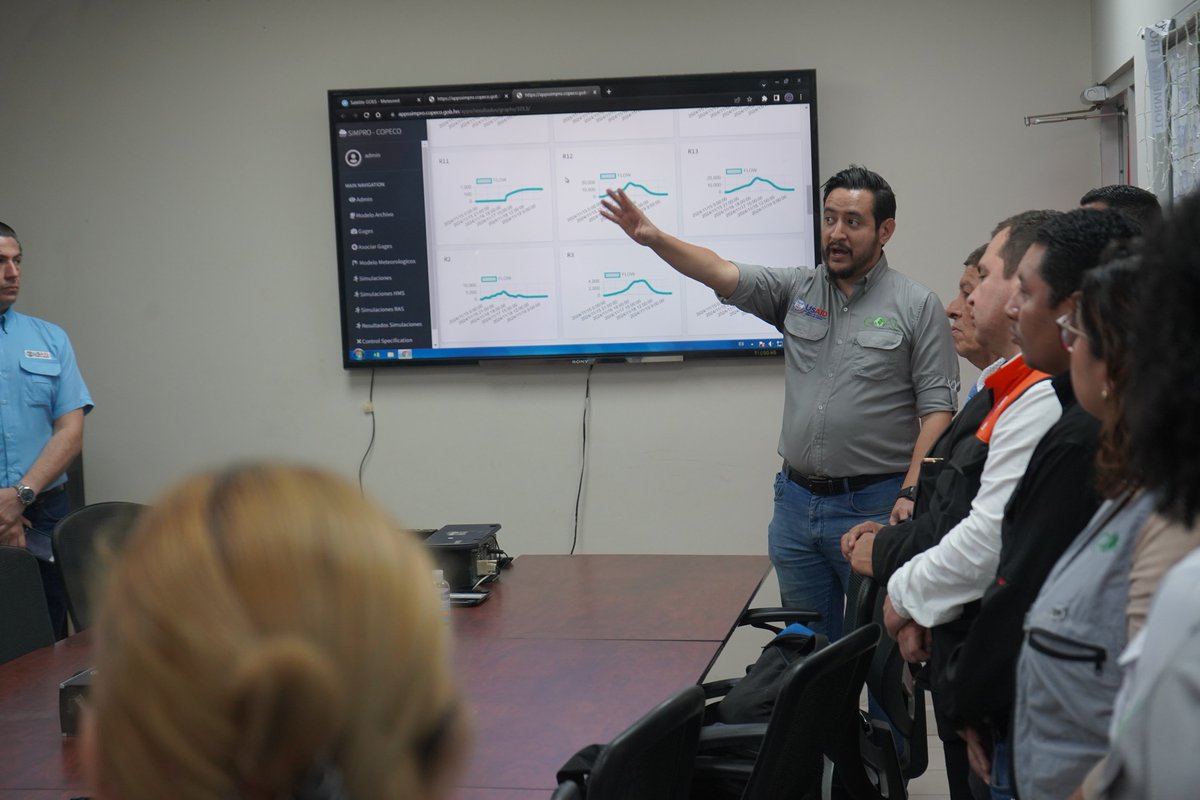 GOAL_Honduras's tweet photo. Marcamos un hito en la gestión de riesgos del Valle de Sula, en #Honduras, con la inauguración del Sistema de Monitoreo y Pronóstico (SIMPRO-VS), una plataforma avanzada que integra estaciones hidrometeorológicas y modelación hidráulica e hidrológica.
¿Qué hace el SIMPRO-VS?
Monitoreo en tiempo real de datos climáticos.
Modelación y pronóstico de inundaciones.
Generación de alertas anticipatorias.

El SIMPRO -VS cuenta con dos módulos:
📷 Monitoreo.
📷 Pronóstico.
Este sistema fortalece el Sistema de Alerta Temprana del valle de Sula, salvando vidas y protegiendo comunidades, aumentando el tiempo de alertamiento hasta en 16 horas.
La implementación de este sistema es parte del proyecto #BarrioResiliente, desarrollado con el apoyo económico de @USAIDSavesLives.
#GOALContigo