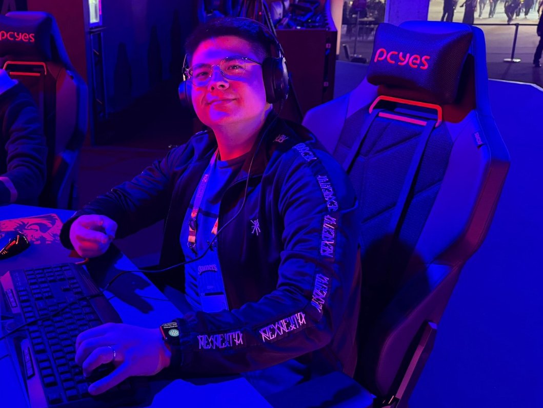 CBOLAOgg's tweet photo. Sim, hoje tem Esinha jogando o CBOLÃO! Daqui a pouco tem LEC Team estreando! E sim, a cadeira da PCYES aguenta a gameplay 🧅
#pcyescbolao #pcyesccxp #pcyes https://t.co/N6X5zWxx5E