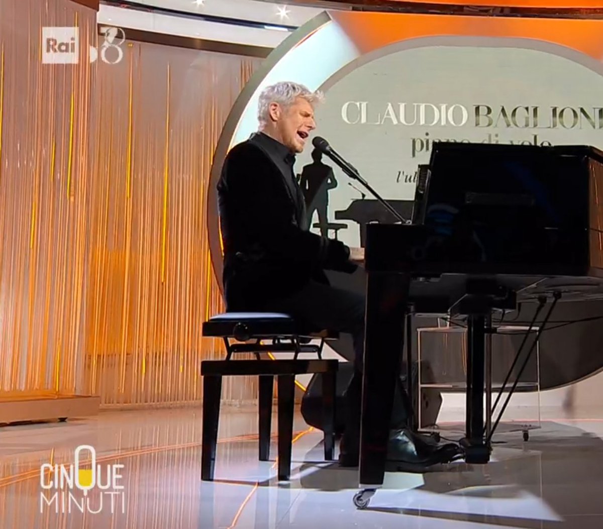 CeciliaOnda's tweet image. 5 minuti sono davvero troppo pochi! ❤ @ClaudioBaglioni 
#pianodivolosolotris gli slot sono pronti ✈ ed anche io! 🎈❤