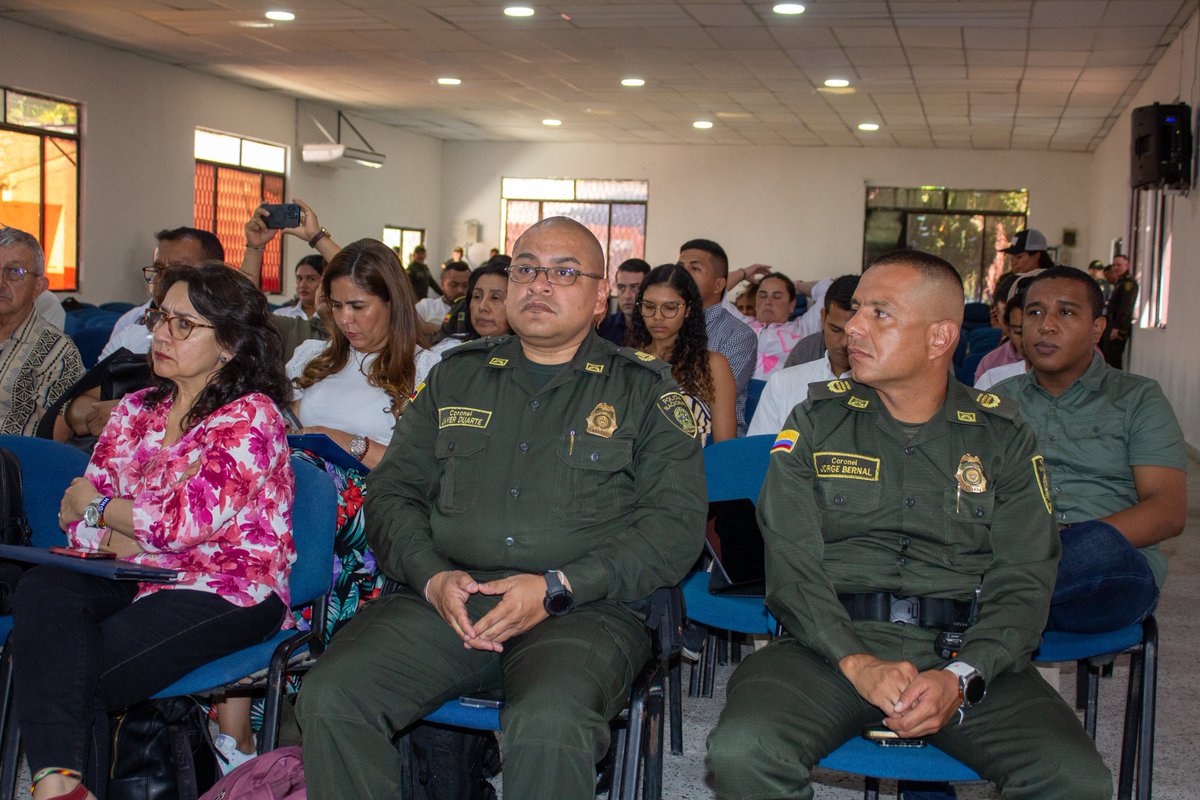 CaroEspitiaJ's tweet photo. Nuestro compromiso es claro: construir un futuro donde la ciudadanía viva sin miedo, con garantía de sus derechos y una excelente calidad de vida. 🤲💪
¡Sigamos trabajando juntos y convocando #ElPoderDeLasVoluntades por una Colombia en paz! 🙏 #DerechosHumanos https://t.co/zUk7BmtAxo