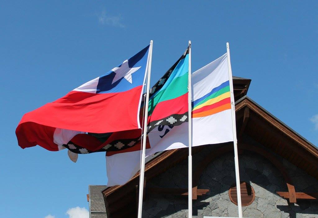 pcayuqueo's tweet photo. La bandera mapuche (wenufoye) flameando y de manera oficial en aquel enclave de la izquierda mapuche llamado... PUCÓN. ¡Atento Mario @Desbordes! 🤣🤣 https://t.co/LhjU7wFCfO