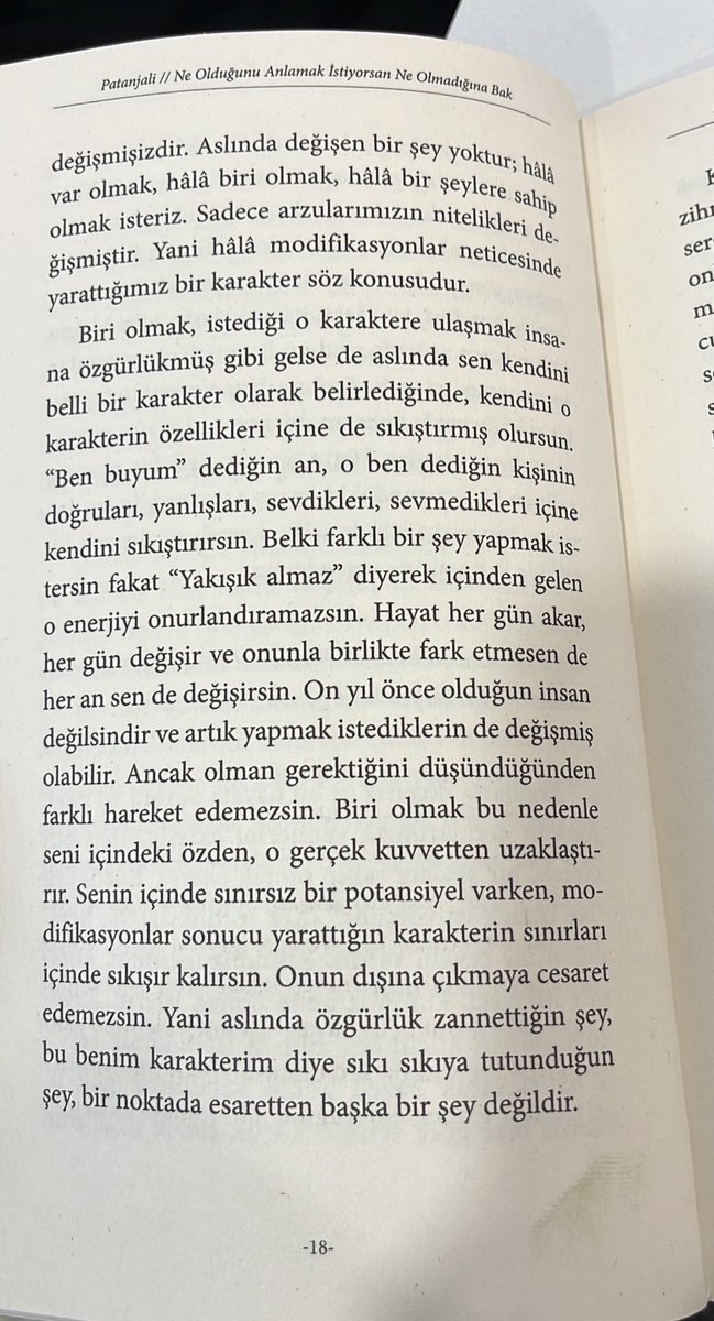 herseyyalandand's tweet photo. BANA YARDIM EDİNNN BULALIM
bugün ankara armada avm de arkadasımla yemek yerken bazı canımı sıkan konulardan konustuk ve istemsiz gözlerim doldu sonra bi erkek sesi merhaba bu senin deyip kitap ve not bıraktı max 3 saniye icinde kafamızı kaldırdık ve göremedik kayboldu https://t.co/0M8HrXh5g0