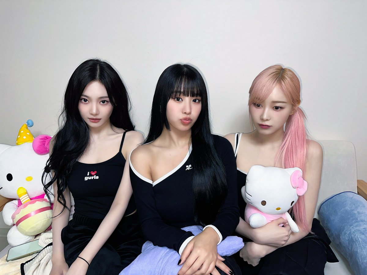 𝗣𝗿𝗲𝘁𝘁𝘆 𝗵𝗼𝘁 𝗴𝗶𝗿𝗹𝘀   —  Aku dan kak Giselle, menjadi tamu 𝘀𝗽𝗲𝘀𝗶𝗮𝗹  yang pertama kali datang di acara 띠집 yang dibawakan oleh sahabatku, Natty. 🩷
