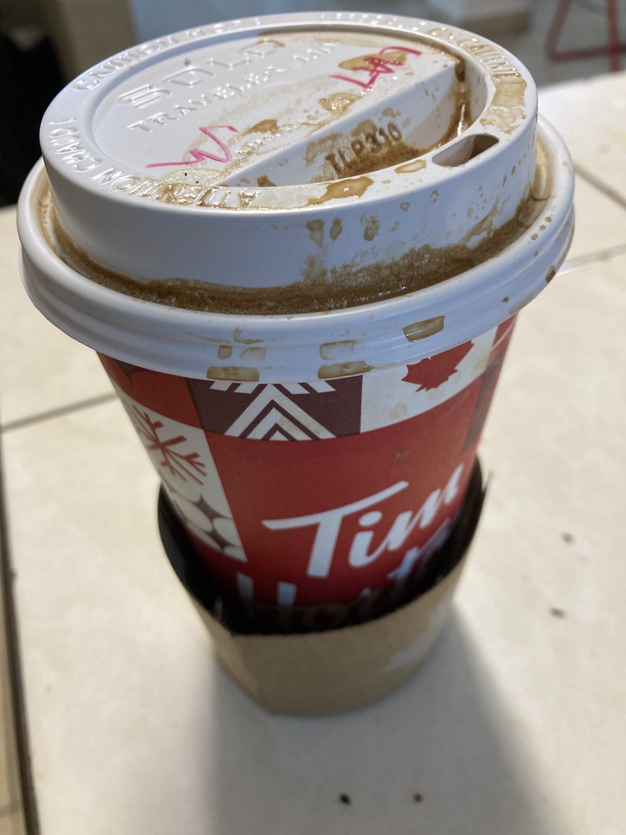 alanescalon's tweet photo. @TimHortonsMX fui al de hidalgo centro en monterrey, y no duró 10 minutos en el auto cuando terminó así y me mancho hasta la playera

No puedes pedir nada extra no me dejaron ni azúcar 

Por eso le soy fiel a starbucks o otros negocios locales https://t.co/m9eVNYhGG7