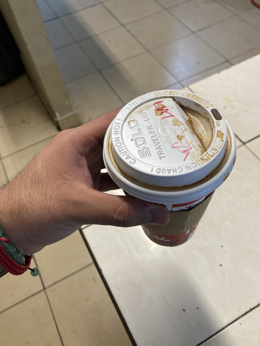 alanescalon's tweet photo. @TimHortonsMX fui al de hidalgo centro en monterrey, y no duró 10 minutos en el auto cuando terminó así y me mancho hasta la playera

No puedes pedir nada extra no me dejaron ni azúcar 

Por eso le soy fiel a starbucks o otros negocios locales https://t.co/m9eVNYhGG7