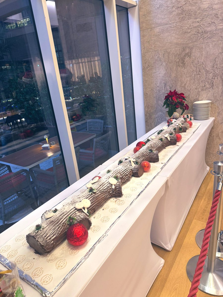 FeeBelle's tweet photo. Bรปche de Noรซl Cake ๐๐ฆ๐ช๐ฒ#Dubai #FestiveSeason #logcake ho ho ho๐
https://t.co/UTrnZXzmjG