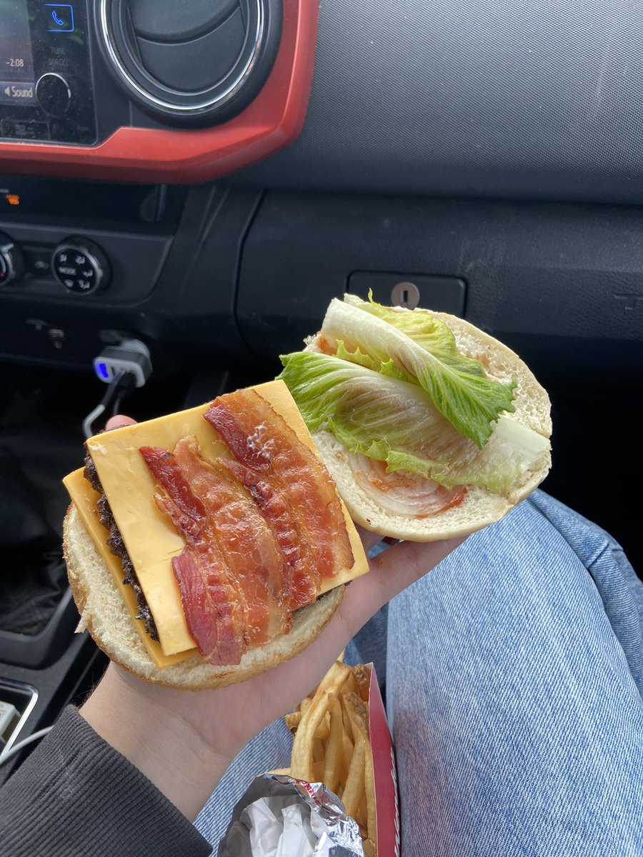 MichelleMykal's tweet photo. the saddest baconator i’ve ever seen do better wendy’s https://t.co/Y7izFMbqZ3