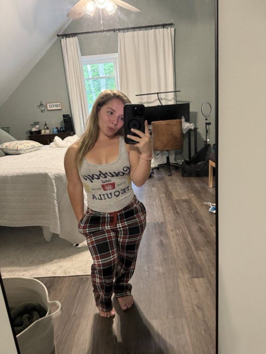 Ever seen a 3’11 woman like me? 🍒 https://t.co/RlvfummbLR