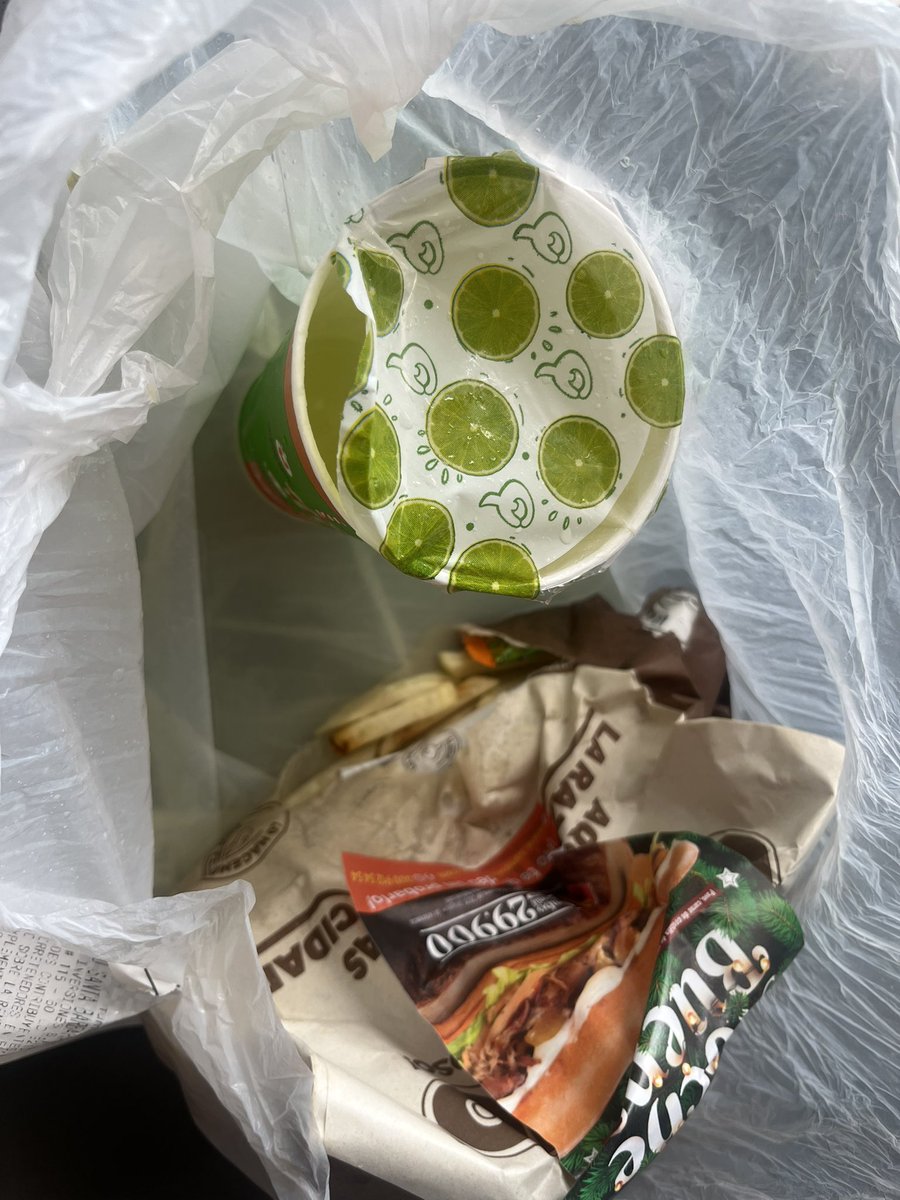 Carito_Go's tweet photo. @RappiColombia expliquenme porq me llega esto pido devolucion y me dan la mitad de mi dinero?? Que culpa tengo yo de su pesimo servicio y empaques para que me llegue algo q ni una papa se salvo?? TERRIBLE SERVICIO https://t.co/EqMAGyRIOU