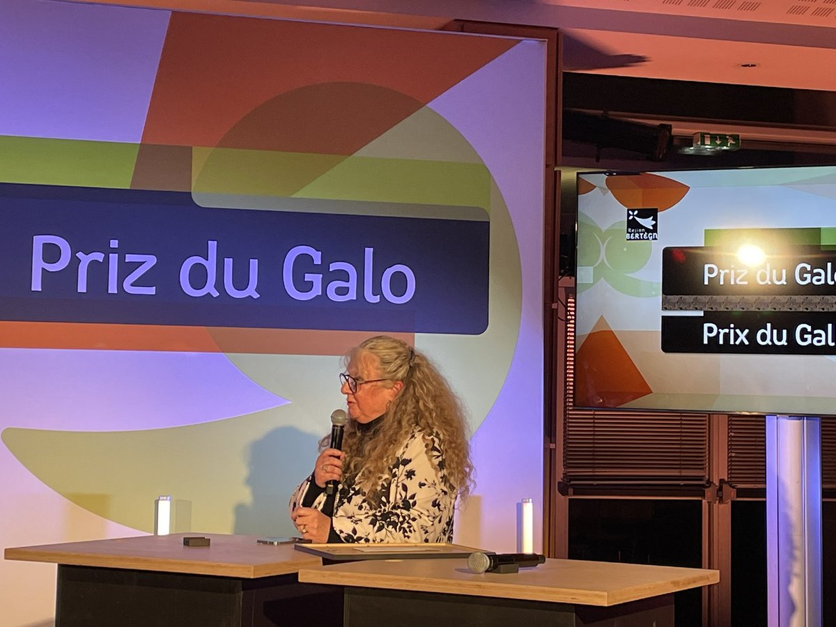 pelle_michel's tweet photo. Prix de Gallo au Conseil Régional de Bretagne : l’école Sainte Anne de Romagné (enseignement catholique d’Ille et Vilaine) à l’honneur pour le prix de l’avenir du Gallo. Toutes nos félicitations ! https://t.co/9cNxVofKpv