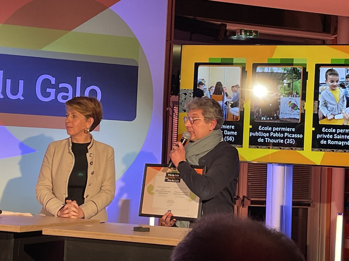 pelle_michel's tweet photo. Prix de Gallo au Conseil Régional de Bretagne : l’école Sainte Anne de Romagné (enseignement catholique d’Ille et Vilaine) à l’honneur pour le prix de l’avenir du Gallo. Toutes nos félicitations ! https://t.co/9cNxVofKpv